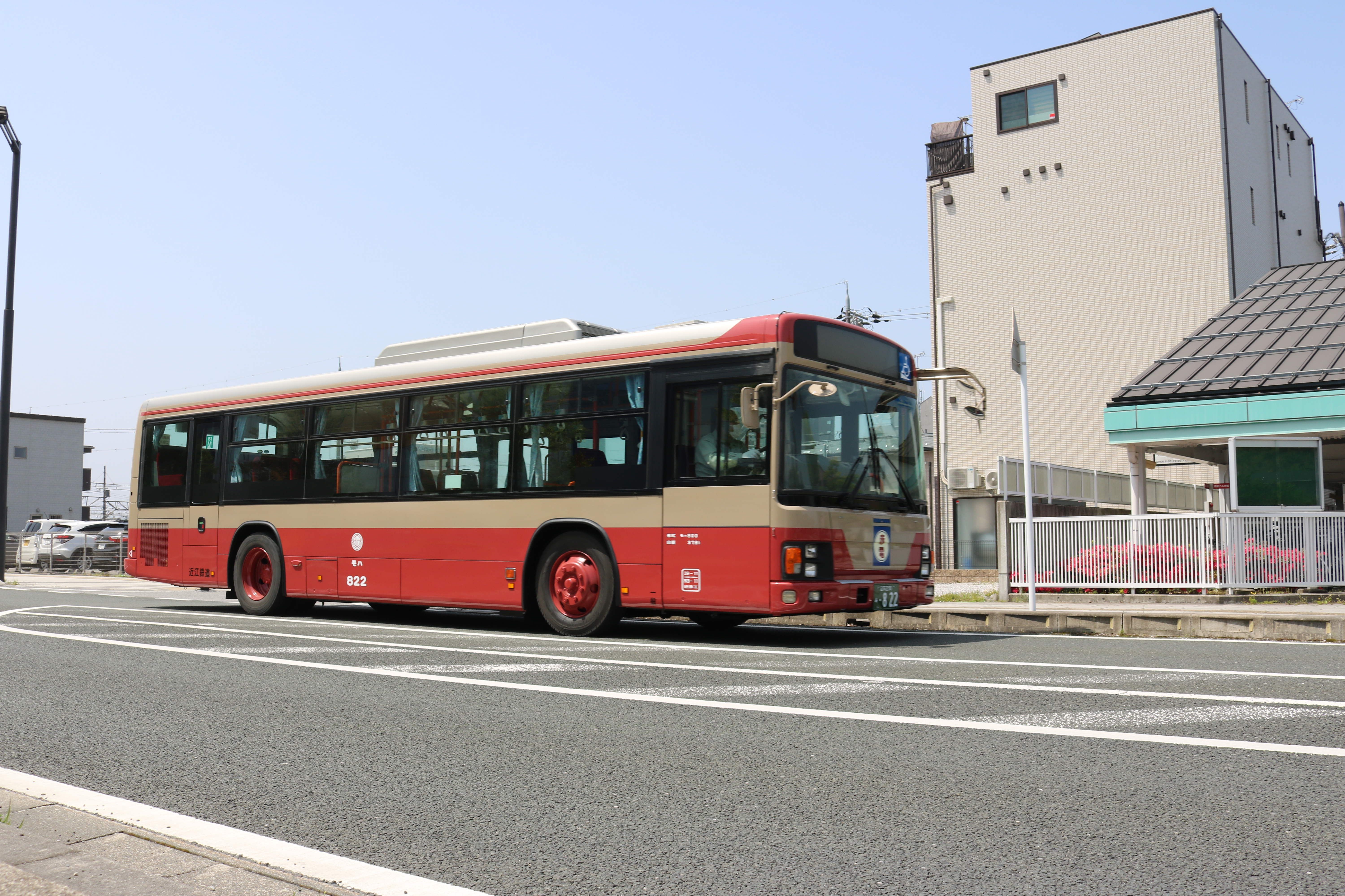 走行する赤電バス