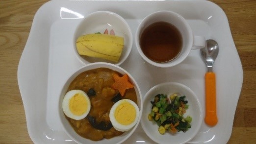 お昼は、おいしいハロウィーンカレーでした♬