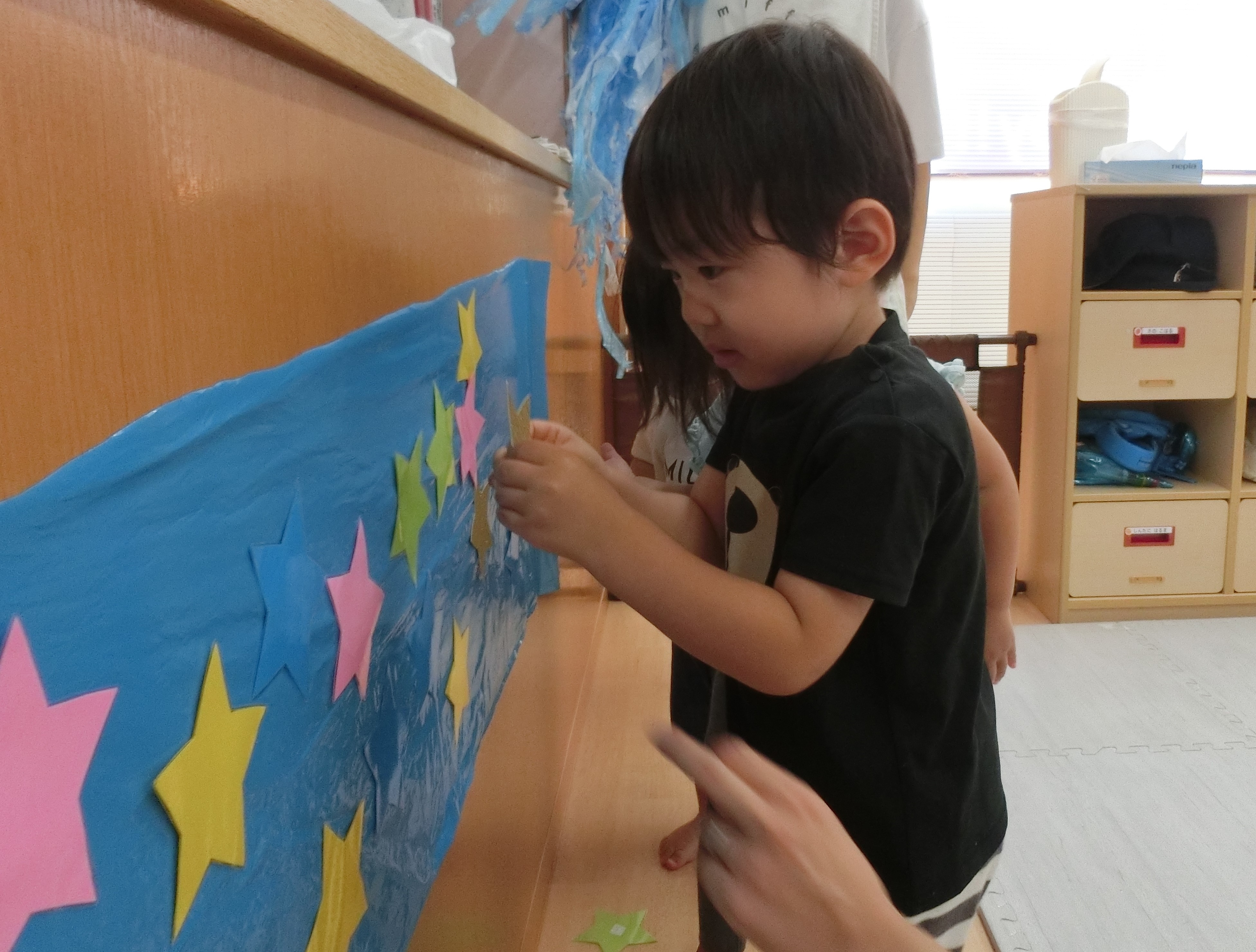 星をペッタン！　みんなで天の川を作ったよ。