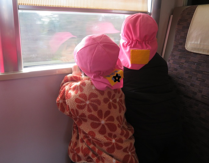 電車内も楽しくてニコニコでした