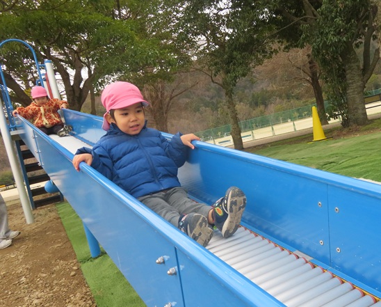 長い滑り台もいっぱいすべったよ～