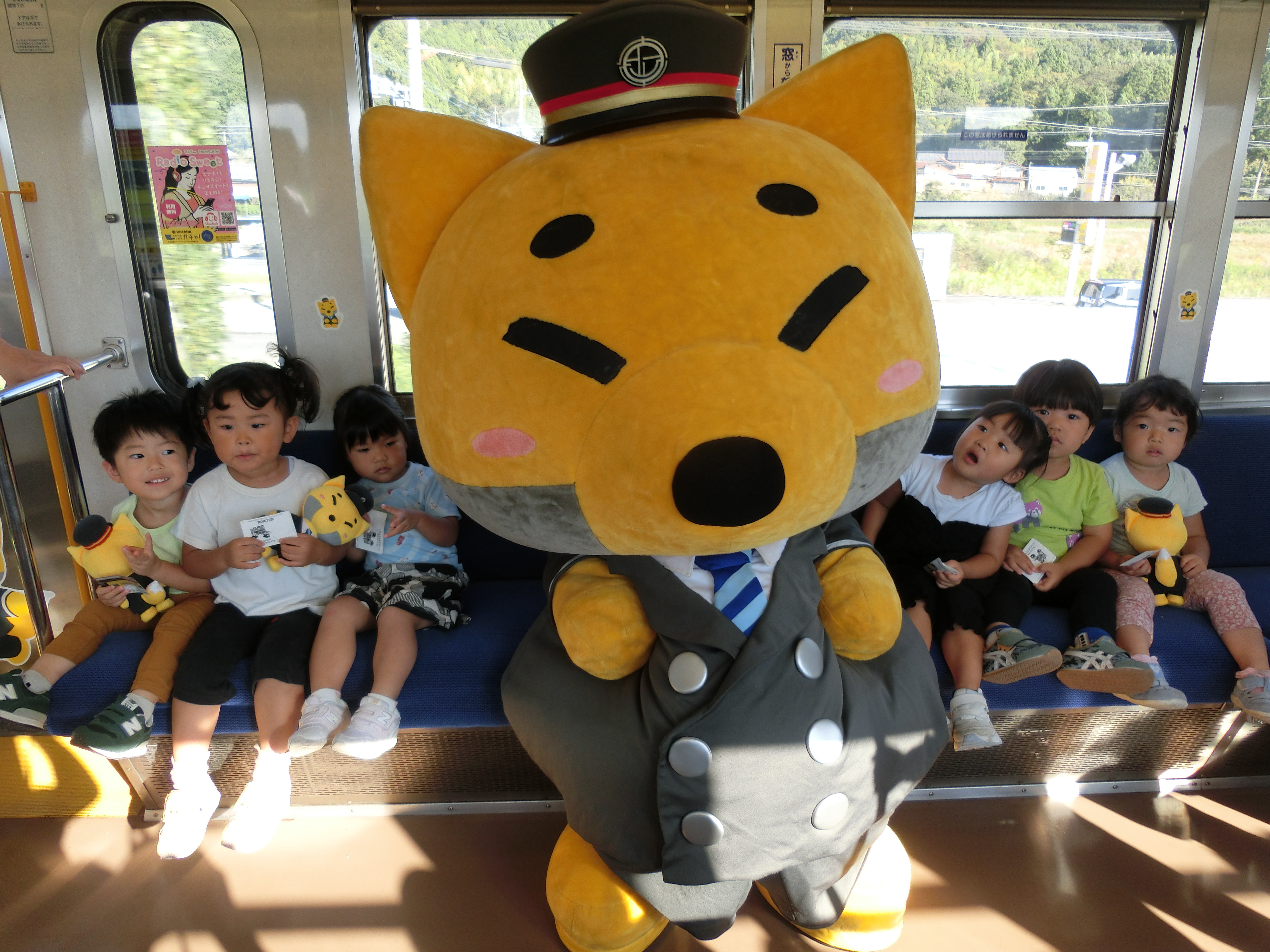 ひこにゃん・駅長がちゃこんイラストそうしょくでんしゃ♬