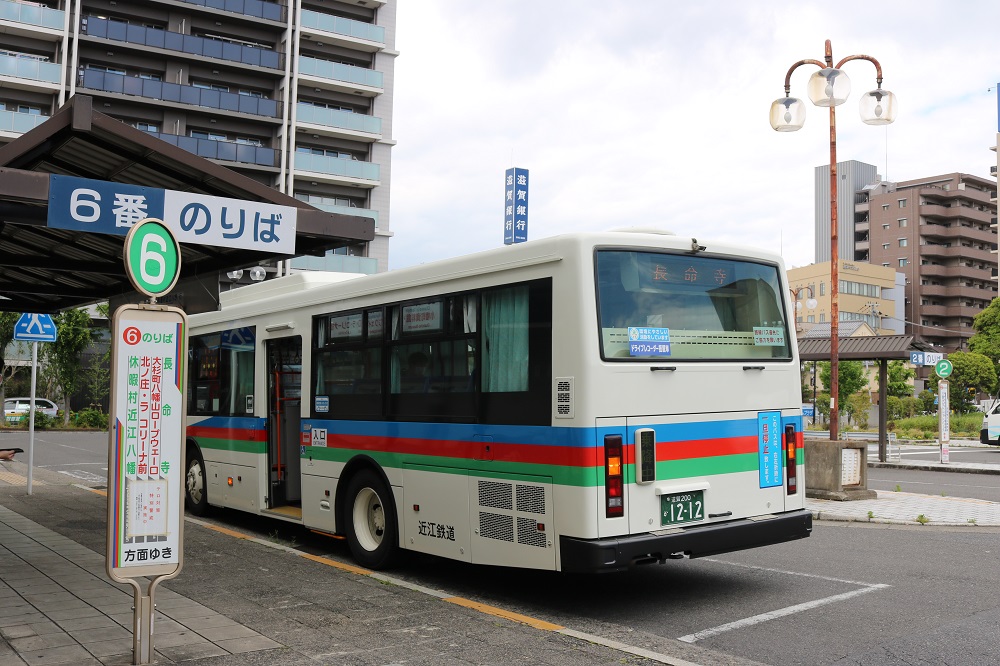 近江鉄道近江八幡駅バスロータリーの写真です。