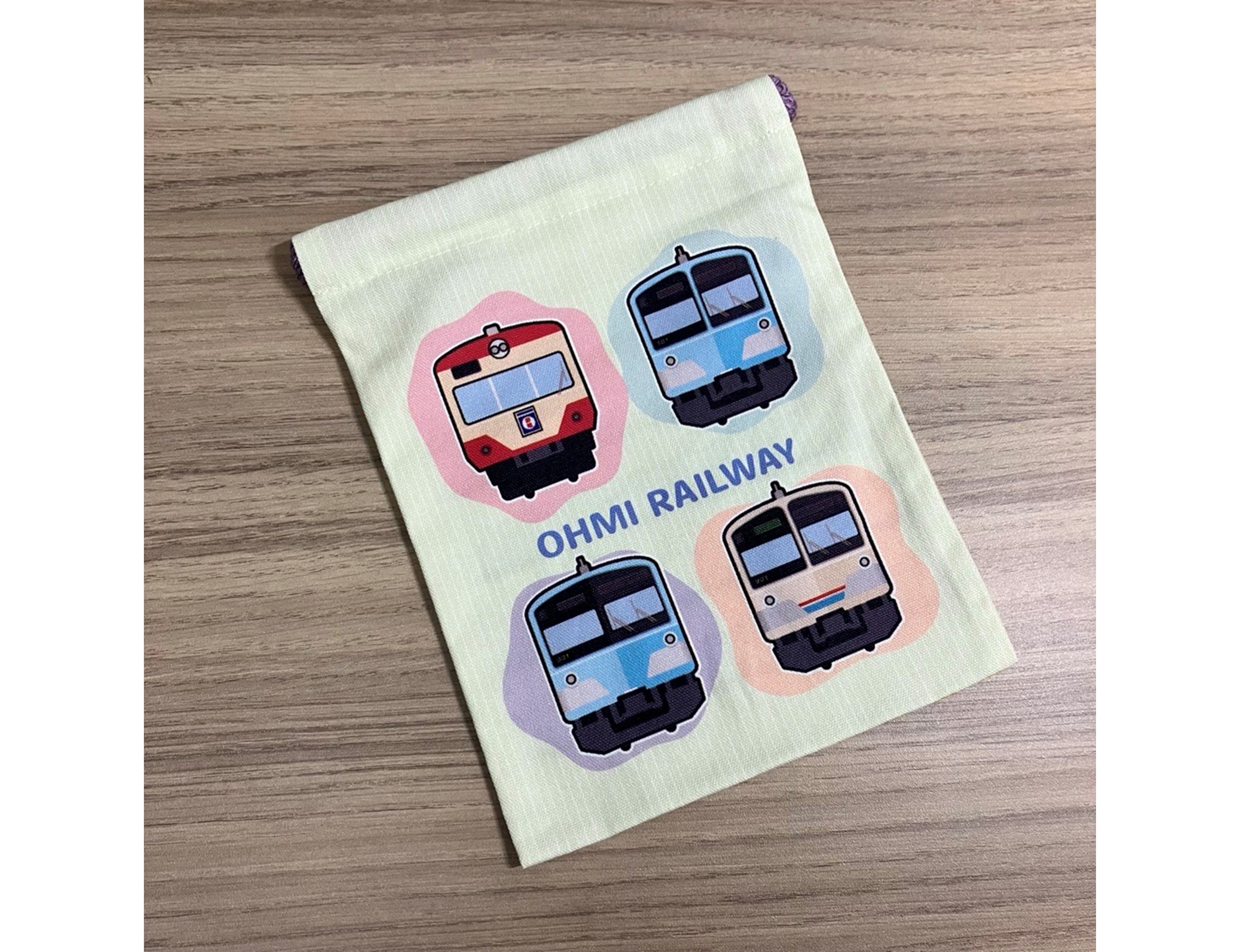 「近江鉄道車両イラスト巾着袋」の商品画像です。(表)