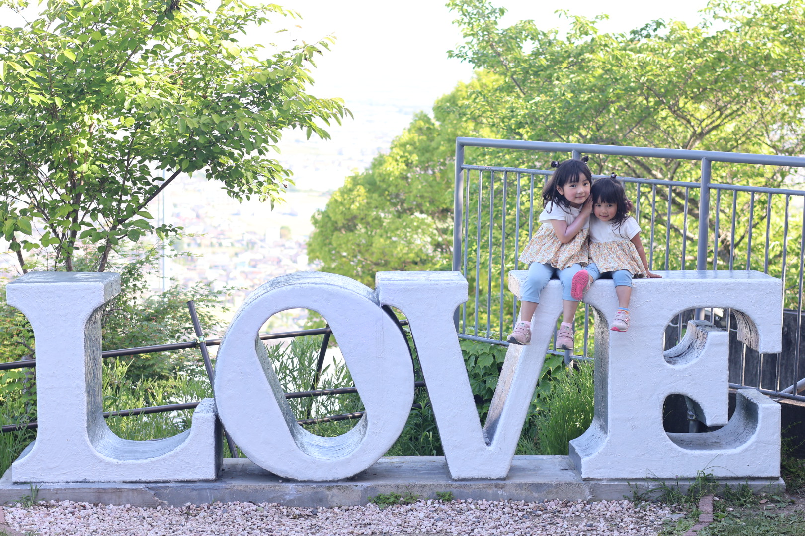 「新緑と姉妹愛」