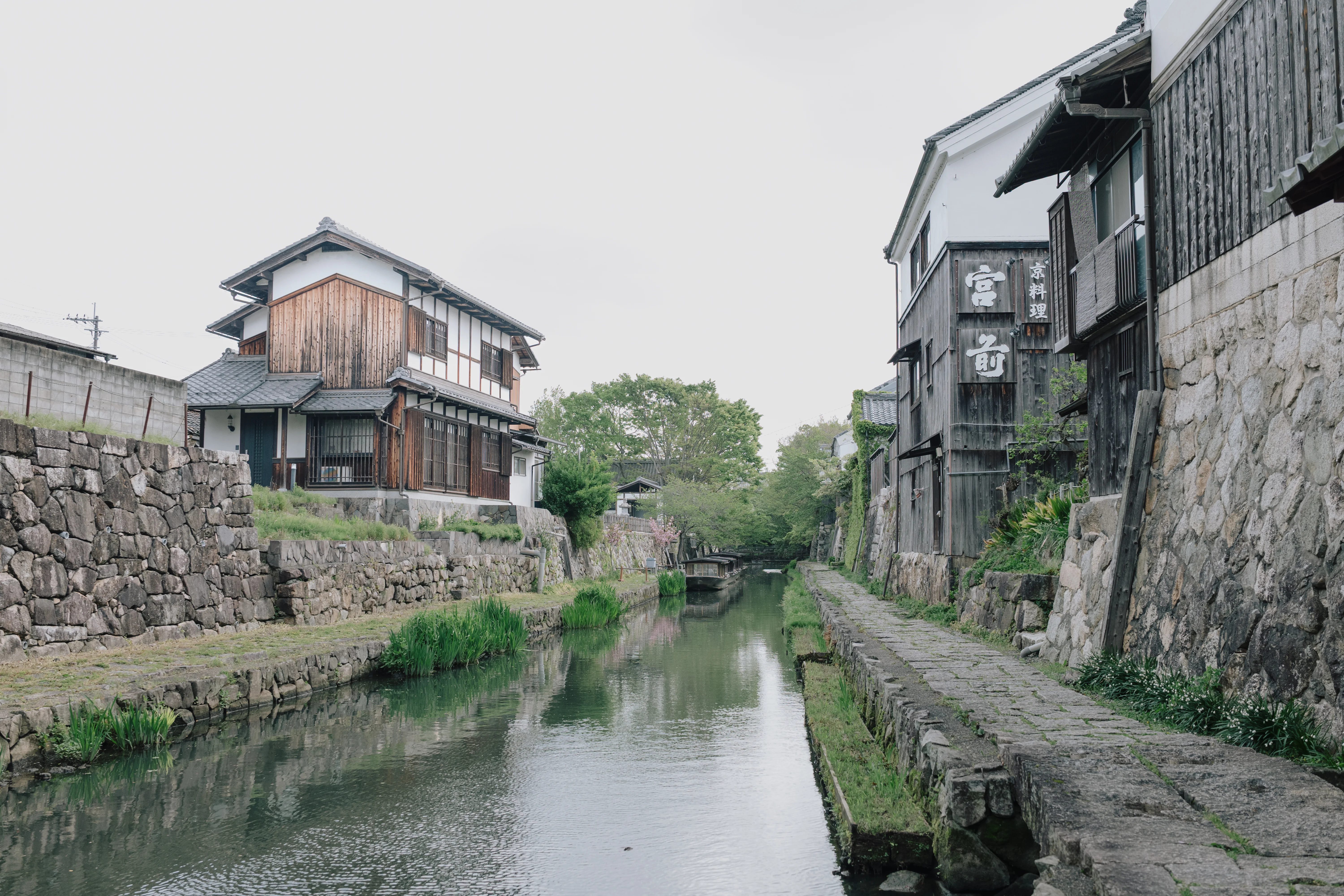 八幡堀の水路と白壁の街並み
