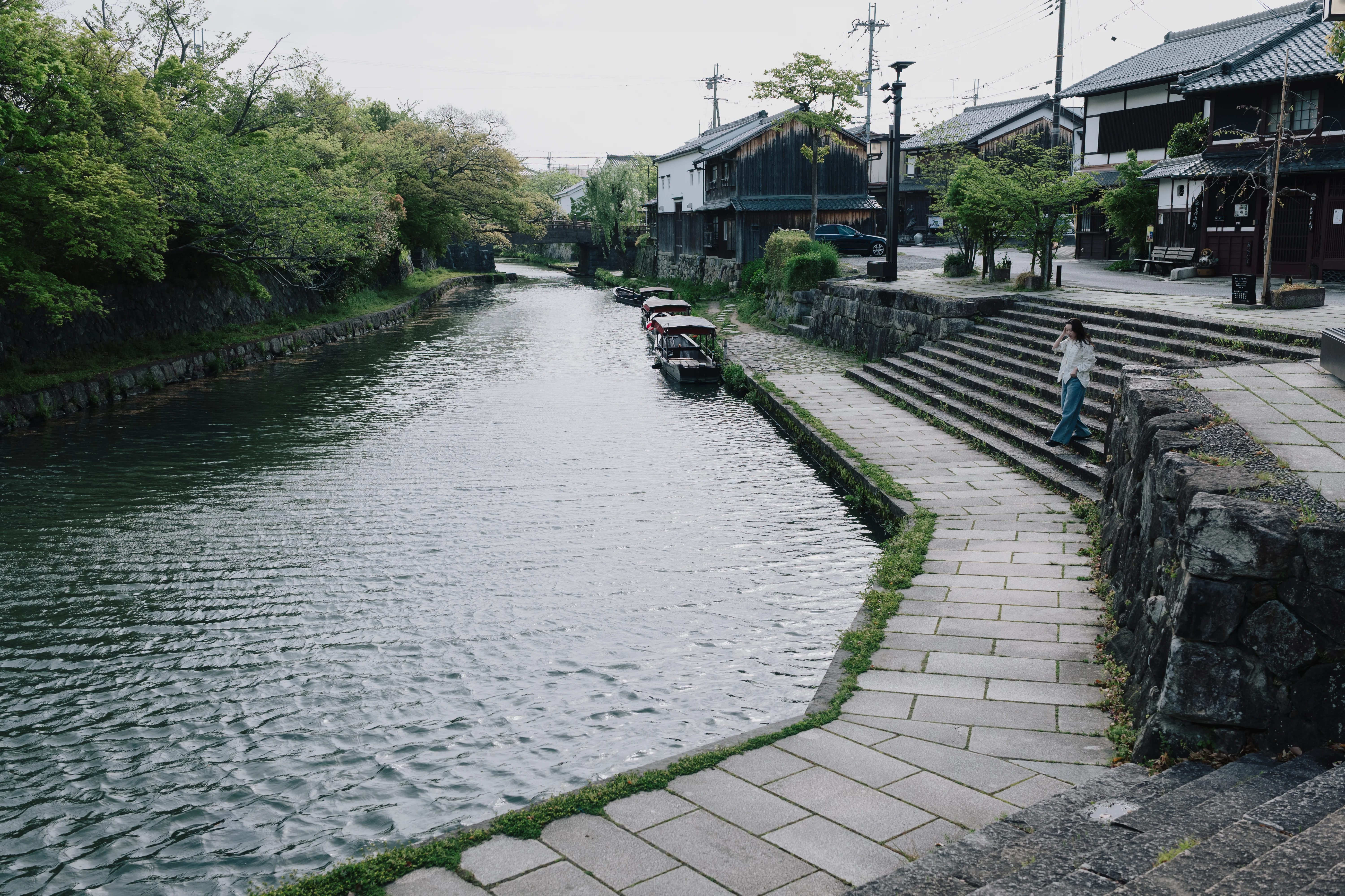 水路と伝統的な街並みが続く城下町の風景