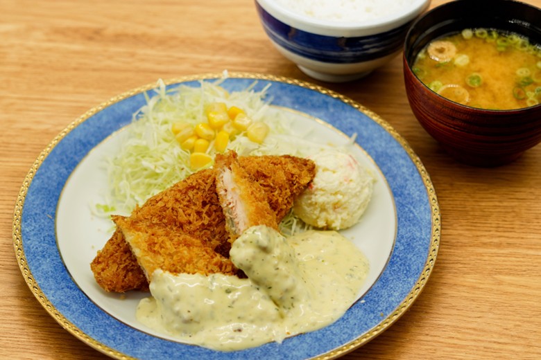 バジルタルタルのサーモンフライ定食　