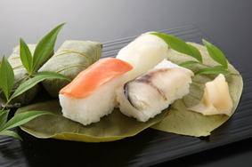 柿の葉寿司（鯖・サーモン・鯛）6個　１,360円（税込）