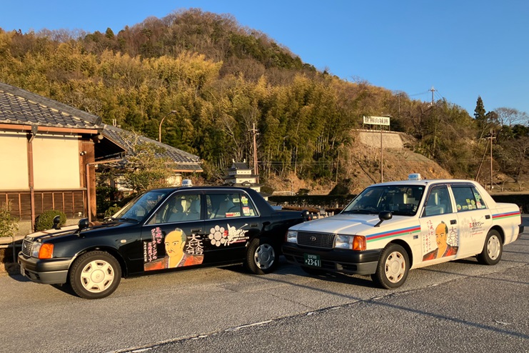 シン・三成タクシー（左）