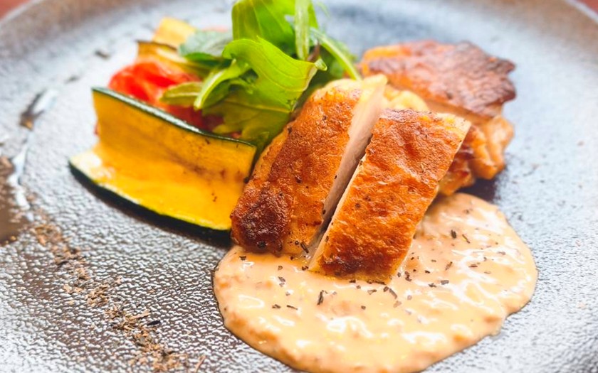 チキンステーキと野菜のミルフィーユ　ほうじ茶ラテソース添え 