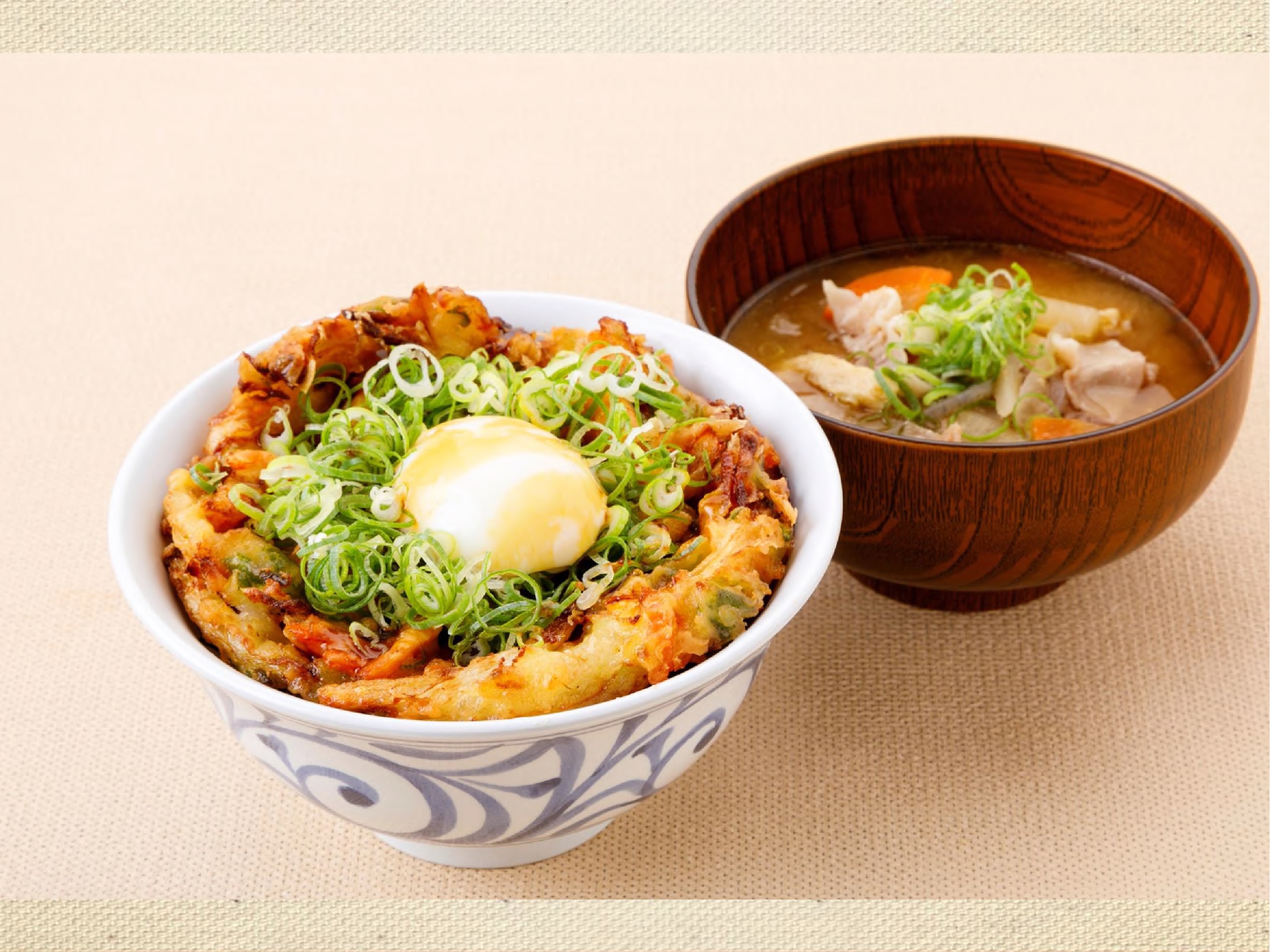 大きな海鮮かき揚げ丼（豚汁付き）