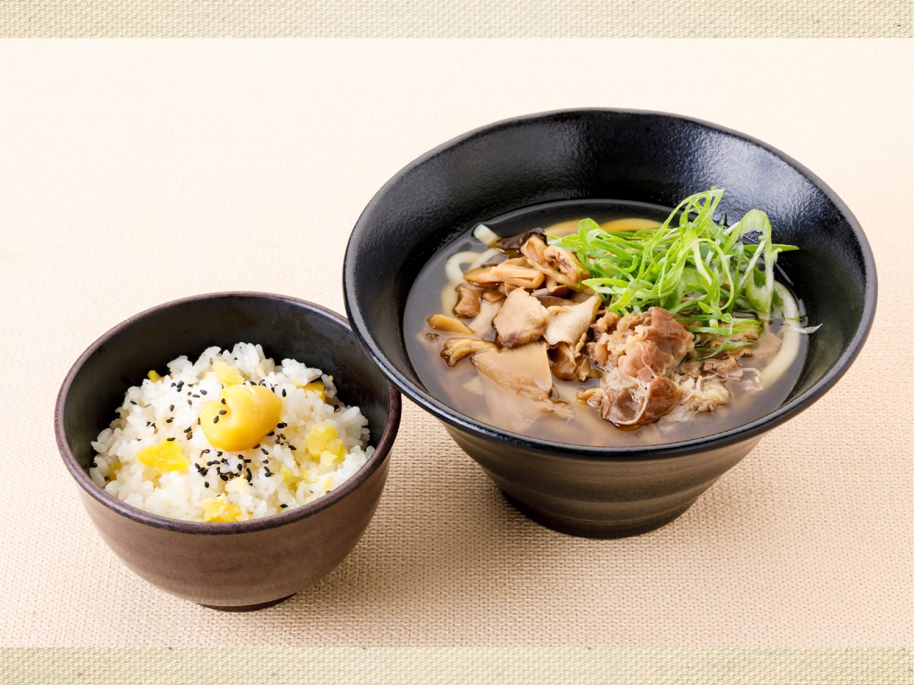 きのこたっぷり肉うどんと栗ごはんセット
